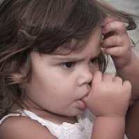 Как отучить ребенка от сосания пальца